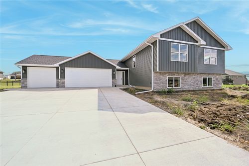 1382 Foxtail Dr, Fairfax, IA, 52228-9652 | Card Image