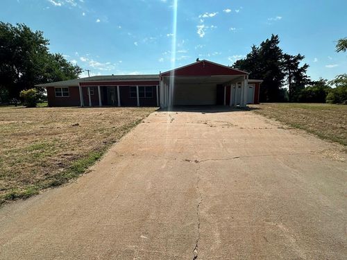 911 N Elm St, Mooreland, OK, 73852-9327 | Card Image