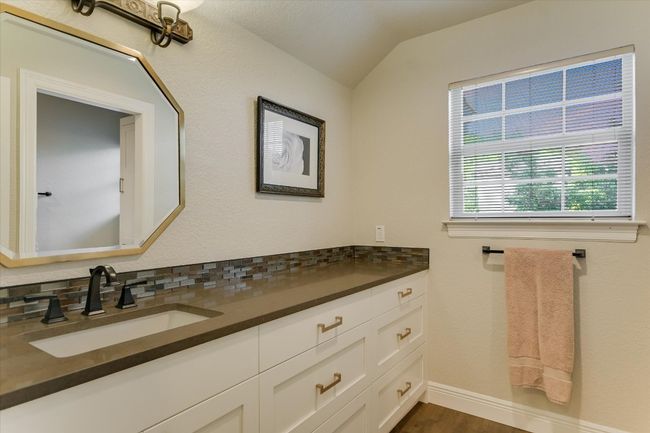 Upstairs bathroom | Image 21