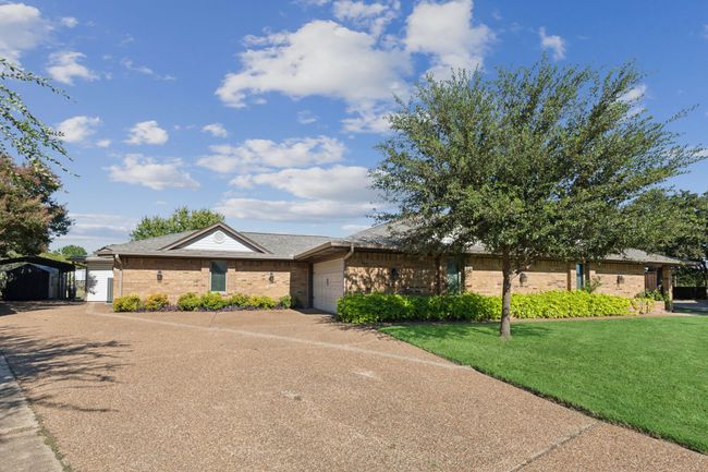 2.5-Car Garage with Additional Covered Parking at the Back | Image 4