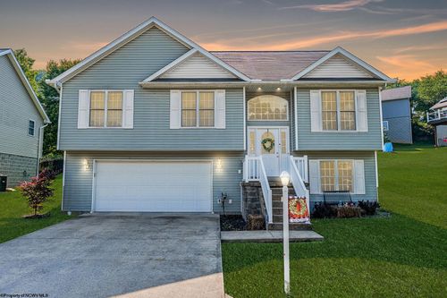 102 June Ln, Morgantown, WV, 26508-4243 | Card Image