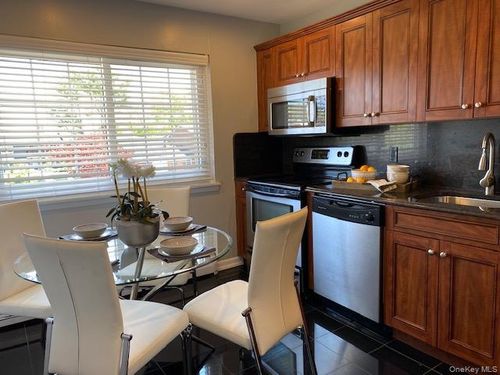 81-2 Claire Ct, Babylon, NY, 11704-7304 | Card Image