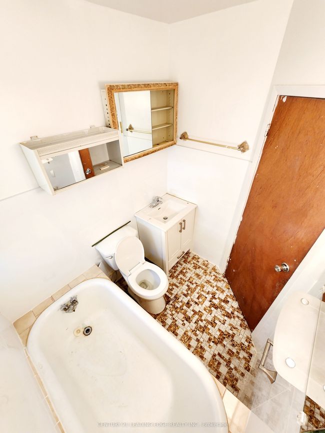 635 Coxwell Ave, House attached with 3 bedrooms, 2 bathrooms and null parking in Toronto ON | Image 25