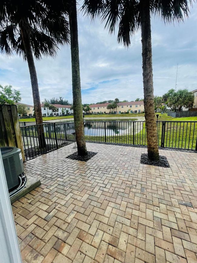 4333 Braxton Ave, Condo with 2 bedrooms, 3 bathrooms and null parking in West Palm Beach FL | Image 9