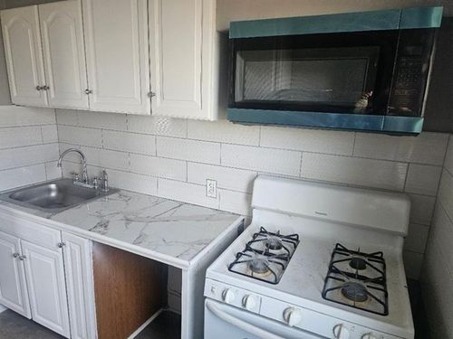 3-170 Buffinton St, Fall River, MA, 02721-6712 | Card Image