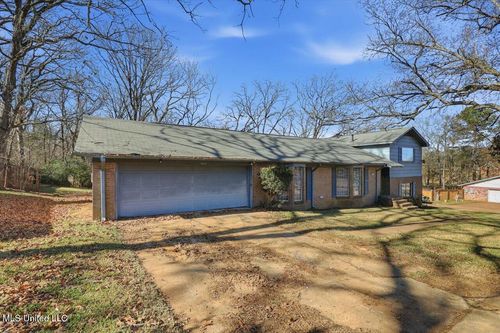 927 Royal Oak Dr, Jackson, MS, 39209-6736 | Card Image