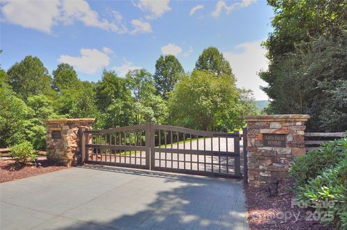 20-110 Stone Valley Way, Hendersonville, NC, 28792-7464 | Card Image