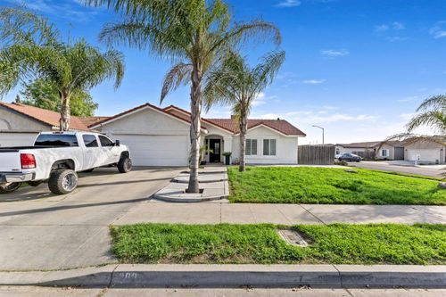 398 Helena Way, Madera, CA, 93637-5712 | Card Image