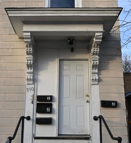 390 Cedar St, Manchester, NH, 03103-5185 | Card Image