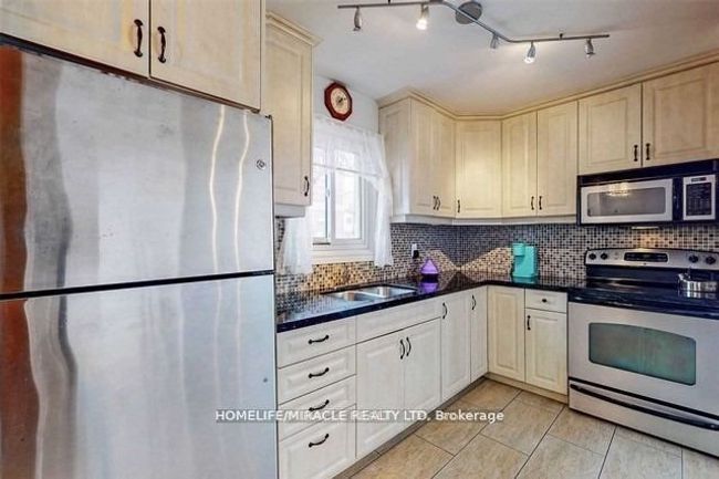 7 Greenhills Sq, House other with 3 bedrooms, 2 bathrooms and 4 parking in Brampton ON | Image 6