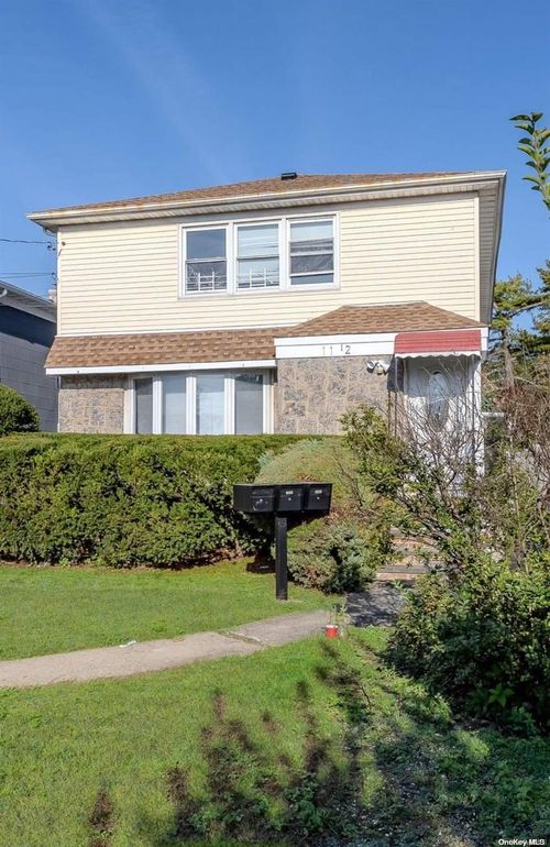 11-12 Bay 32nd Pl, Far Rockaway, NY, 11691-1720 | Card Image