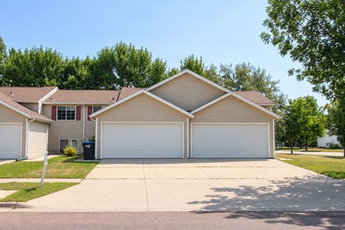 3526 32nd Street S, Fargo, ND, 58104 | Card Image