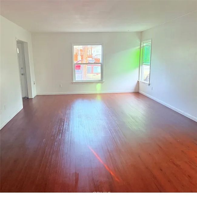 Living Room Area | Image 4