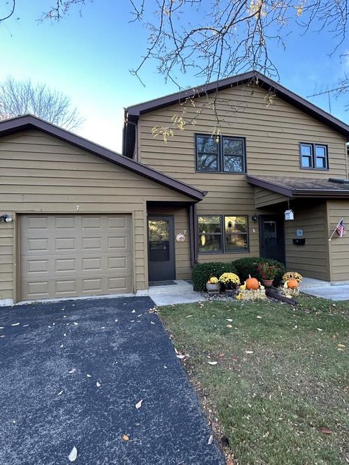985 Babcock Street, NEENAH, WI, 54956 | Card Image