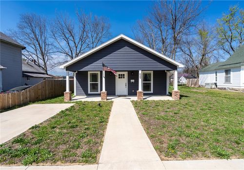 607 E Delaware St, Siloam Springs, AR, 72761-3723 | Card Image