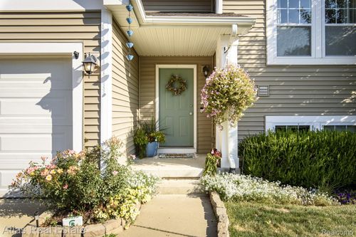 8582 Pinnebog River Dr, Fowlerville, MI, 48836-8628 | Card Image