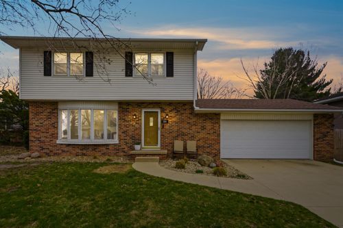 204 Brentwood Dr, Cedar Falls, IA, 50613-1936 | Card Image