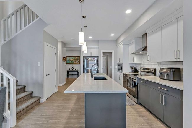 117 Legacy Glen Cir Se, House other with 3 bedrooms, 3 bathrooms and 4 parking in Calgary AB | Image 5
