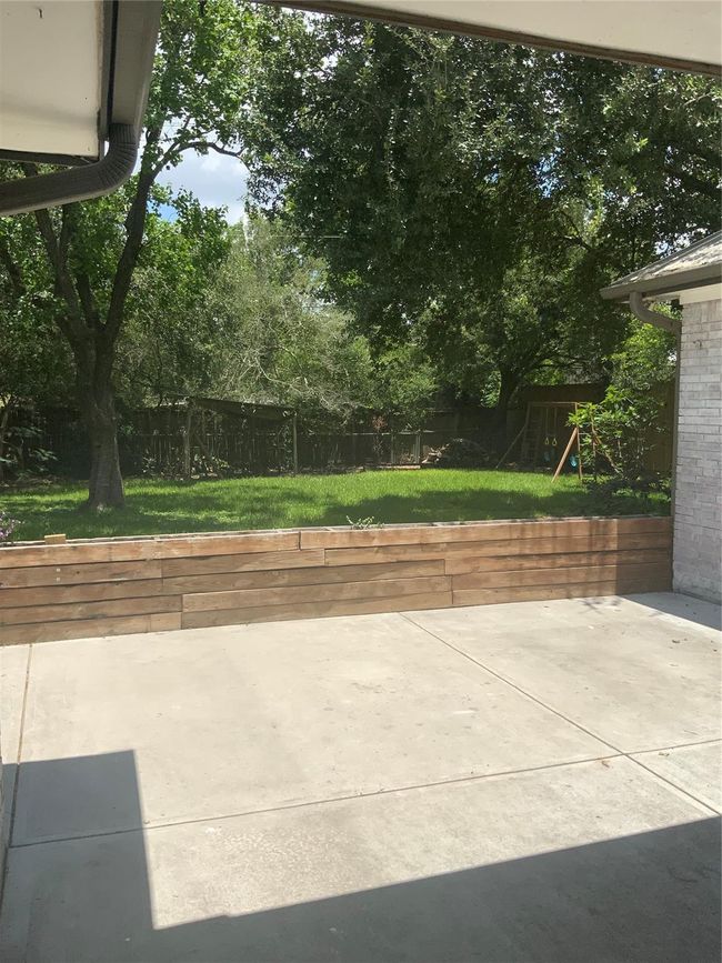 Back patio with planter | Image 10