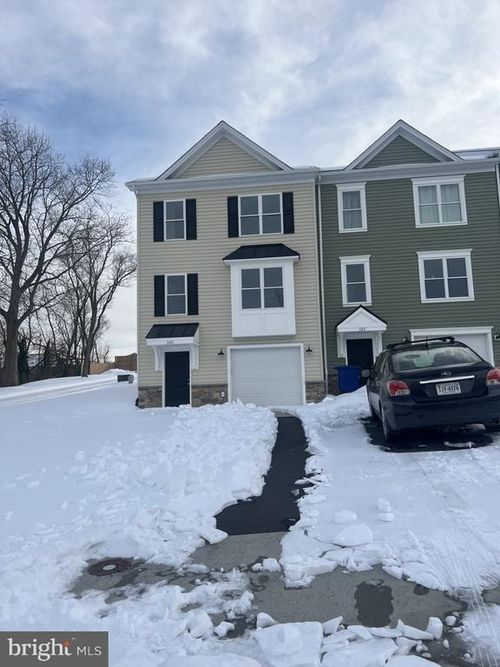320 W 11th St, FRONT ROYAL, VA, 22630-2806 | Card Image