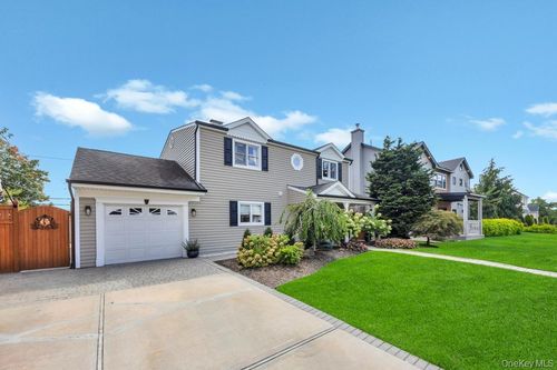 47 Choir Ln, Westbury, NY, 11590-5723 | Card Image