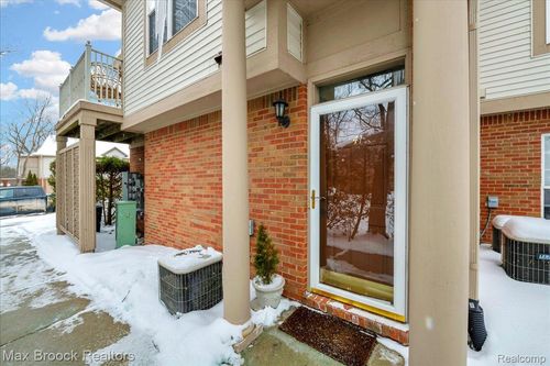 41 N Squirrel Rd, Auburn Hills, MI, 48326-4002 | Card Image