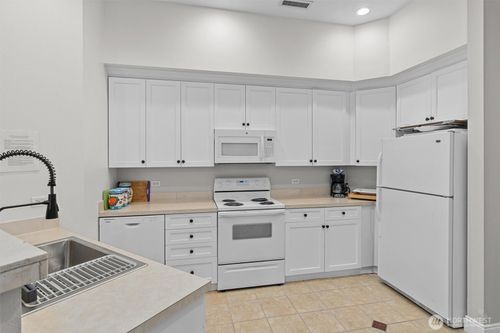 apt-a214-2220 132nd Ave Se, Bellevue, WA, 98005-3978 | Card Image