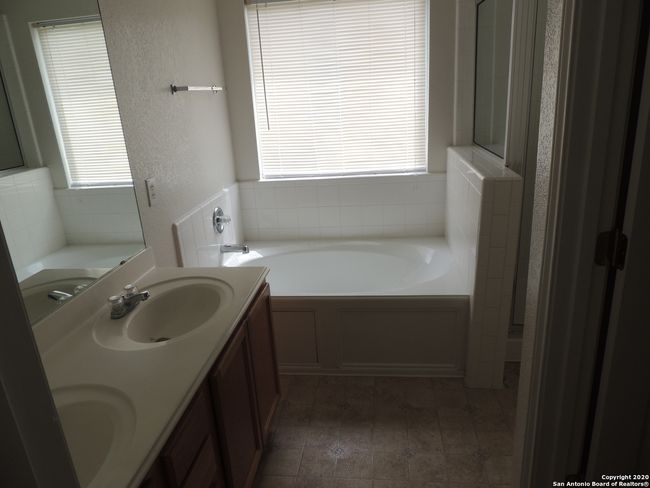 9930 Shawnee Blf, House other with 4 bedrooms, 2 bathrooms and null parking in Converse TX | Image 12