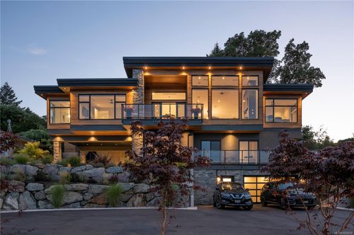 928 Claremont Ave, Saanich, BC, V8Y1K3 | Card Image