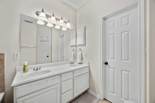 APT-305 - 1101 E Parmer Ln, Condo with 3 bedrooms, 3 bathrooms and 2 parking in Austin TX | Image 18