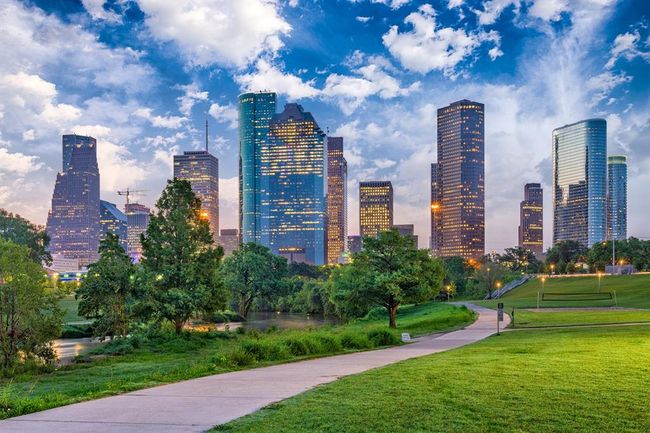 Enjoy the convenience of being just under 20 minutes from nightlife in downtown Houston and a close driving distance to watch the Astros win another world series. | Image 7