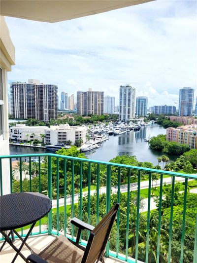 1207 - 19900 E Country Club Dr, Condo with 2 bedrooms, 2 bathrooms and null parking in Aventura FL | Image 2