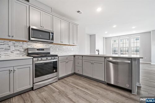 2 Arnold Dr, Wood Ridge, NJ, 07075-2528 | Card Image