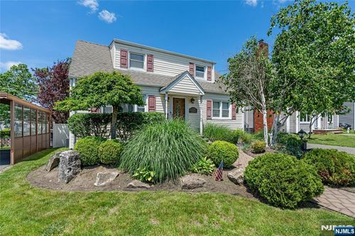 9 Knollwood Rd, Totowa, NJ, 07512-1907 | Card Image