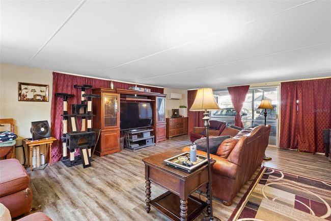 Spacious Family Room | Image 23