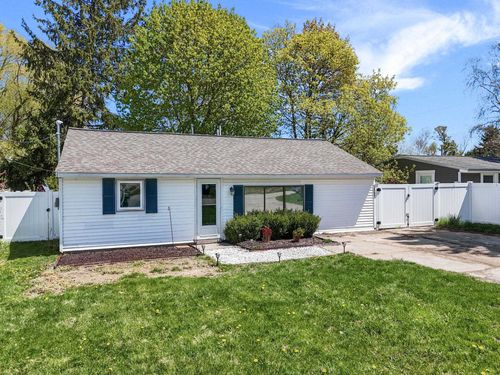 3802 Brook Dr, Traverse City, MI, 49684-4406 | Card Image