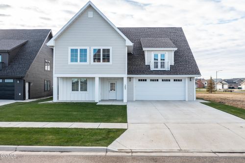 205 Lennox Dr, Bismarck, ND, 58504-5567 | Card Image
