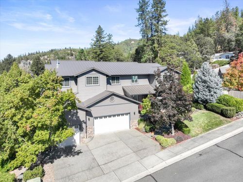 305-307 Woodville Way, Rogue River, OR, 97537 | Card Image