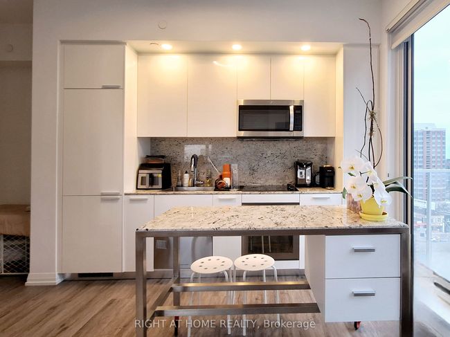 1107 - 75 Canterbury Pl, Condo with 2 bedrooms, 2 bathrooms and 1 parking in North York ON | Image 4