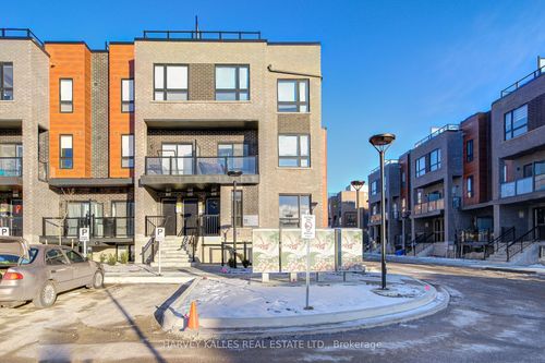 2-11 Lytham Green Cir, Newmarket, ON, L3Y0E1 | Card Image