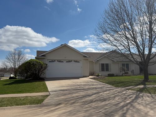 34 Madison Cir, Davenport, IA, 52806-2812 | Card Image