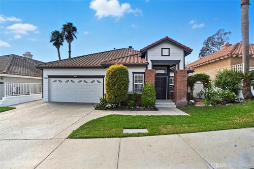 2071 Crescent Dr, Signal Hill, CA, 90755-5620 | Card Image