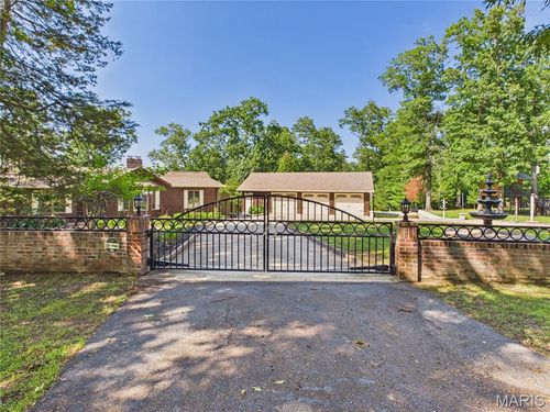696 Radcliff Ln, Poplar Bluff, MO, 63901-8454 | Card Image