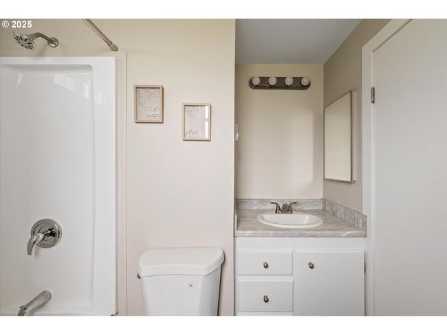 Bathroom | Image 17
