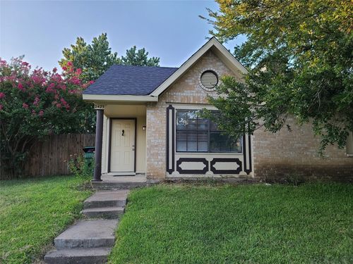 2423 Limestone Dr, Arlington, TX, 76014-1813 | Card Image