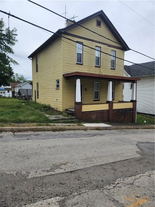 16 Oak St, Manor, PA, 15665-1608 | Card Image