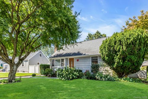 19 Timber Rd, Glen Cove, NY, 11542-1522 | Card Image