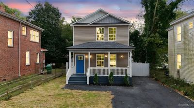 View of front facade with a lawn and covered porch | Image 1