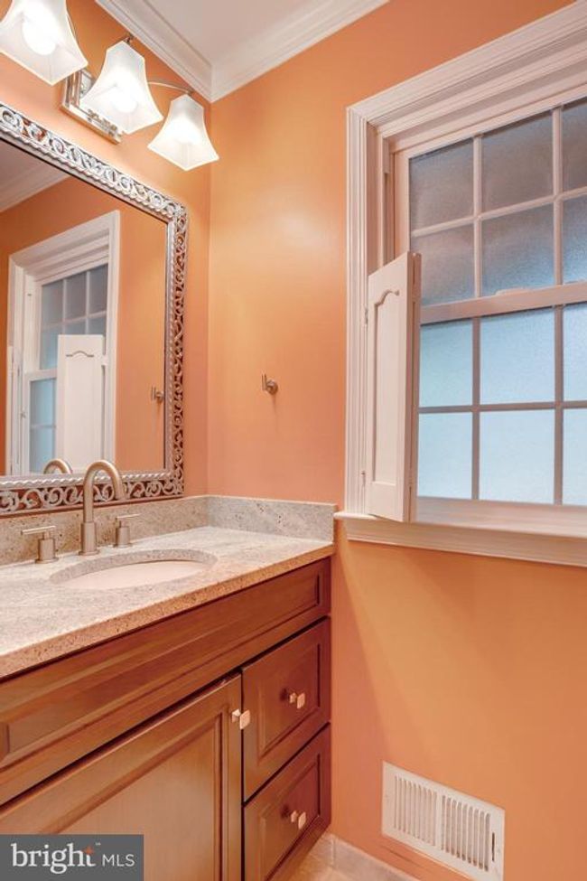 8801 Aquary Ct, House other with 5 bedrooms, 4 bathrooms and null parking in SPRINGFIELD VA | Image 17