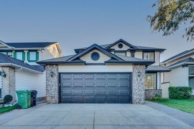 59 Douglas Shore Close Se, House other with 4 bedrooms, 3 bathrooms and 4 parking in Calgary AB | Image 1